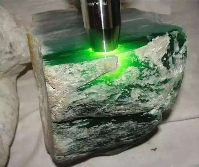 翡翠赌石知识属于哪一类的简单介绍-第1张图片-翡翠网 翡翠赌石知识属于哪一类的简单介绍-第1张图片-翡翠网