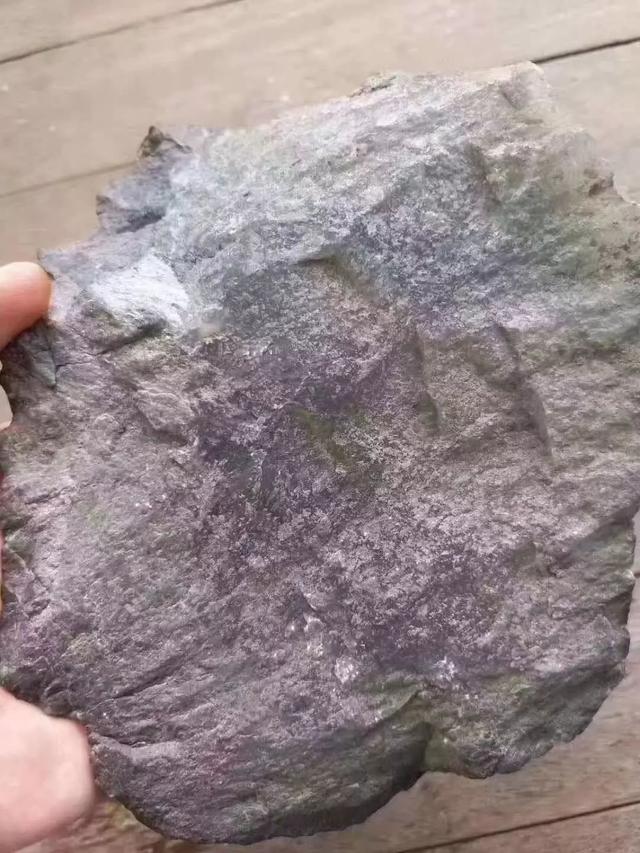 后江翡翠飘花原石翡翠原石打灯怎样辩识飘花-第1张图片-翡翠网 后江翡翠飘花原石翡翠原石打灯怎样辩识飘花-第1张图片-翡翠网