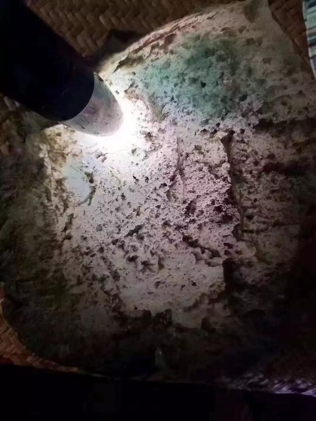 后江翡翠飘花原石翡翠原石打灯怎样辩识飘花-第2张图片-翡翠网 后江翡翠飘花原石翡翠原石打灯怎样辩识飘花-第2张图片-翡翠网