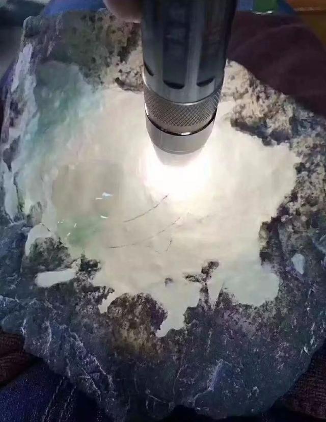 后江翡翠飘花原石翡翠原石打灯怎样辩识飘花-第4张图片-翡翠网 后江翡翠飘花原石翡翠原石打灯怎样辩识飘花-第4张图片-翡翠网