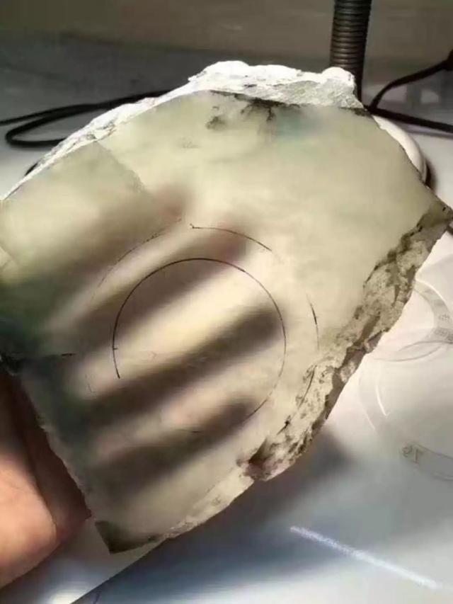 后江翡翠飘花原石翡翠原石打灯怎样辩识飘花-第6张图片-翡翠网 后江翡翠飘花原石翡翠原石打灯怎样辩识飘花-第6张图片-翡翠网