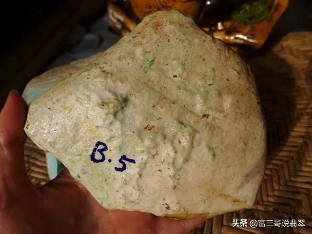 翡翠原石废料价格,现在翡翠原石的价格-第2张图片-翡翠网 翡翠原石废料价格,现在翡翠原石的价格-第2张图片-翡翠网