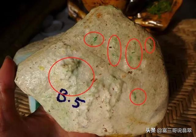 翡翠原石废料价格,现在翡翠原石的价格-第5张图片-翡翠网 翡翠原石废料价格,现在翡翠原石的价格-第5张图片-翡翠网