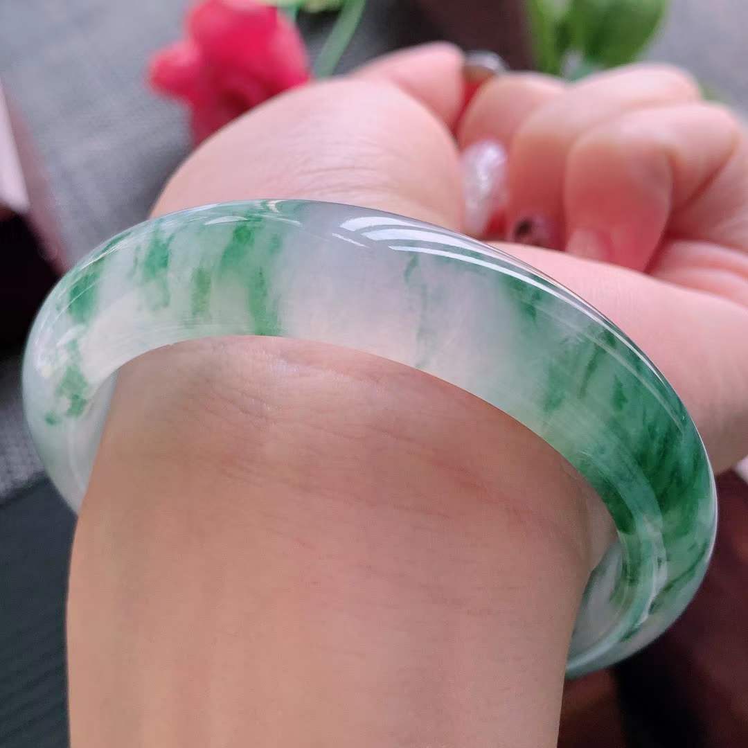 冰禾翡翠手镯,翡翠手镯有黄点好还是不好-第1张图片-翡翠网 冰禾翡翠手镯,翡翠手镯有黄点好还是不好-第1张图片-翡翠网