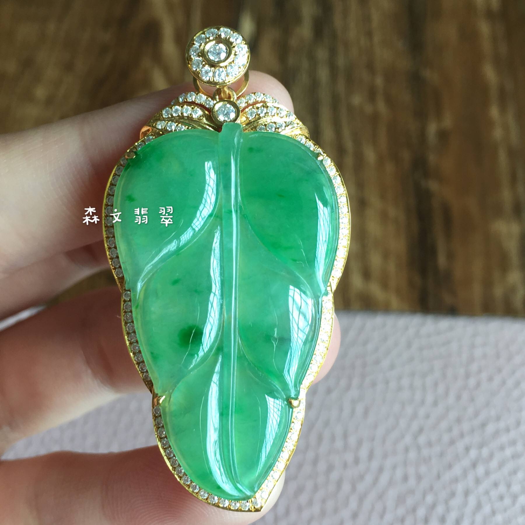 玻璃种帝王绿翡翠项链,绿翡翠挂件价格-第1张图片-翡翠网 玻璃种帝王绿翡翠项链,绿翡翠挂件价格-第1张图片-翡翠网