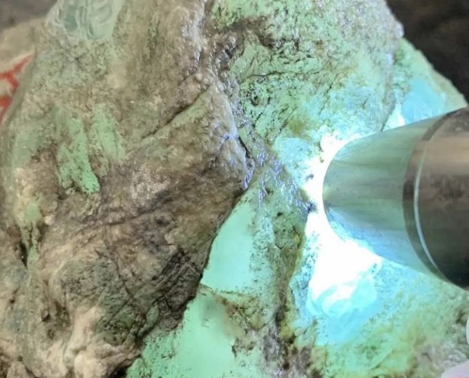 翡翠原石哪个坑口的好,翡翠原石特点是什么-第1张图片-翡翠网 翡翠原石哪个坑口的好,翡翠原石特点是什么-第1张图片-翡翠网