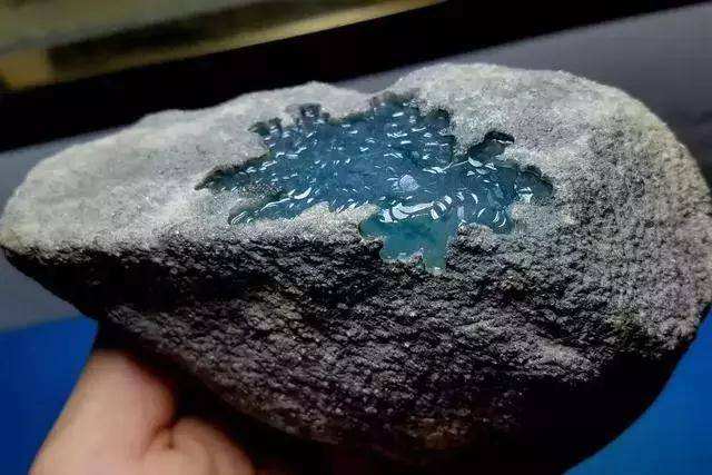 翡翠原石哪个坑口的好,翡翠原石特点是什么-第2张图片-翡翠网 翡翠原石哪个坑口的好,翡翠原石特点是什么-第2张图片-翡翠网