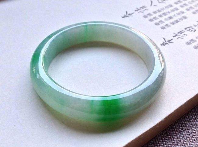 明代翡翠上千万的价格价格最高的翡翠-第2张图片-翡翠网 明代翡翠上千万的价格价格最高的翡翠-第2张图片-翡翠网