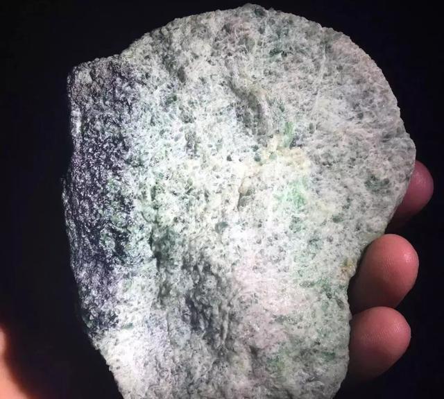 玉石原石收购商,翡翠原石切开后图片-第2张图片-翡翠网 玉石原石收购商,翡翠原石切开后图片-第2张图片-翡翠网