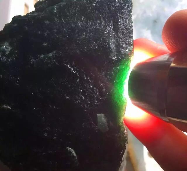 玉石原石收购商,翡翠原石切开后图片-第3张图片-翡翠网 玉石原石收购商,翡翠原石切开后图片-第3张图片-翡翠网