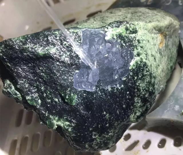 玉石原石收购商,翡翠原石切开后图片-第4张图片-翡翠网 玉石原石收购商,翡翠原石切开后图片-第4张图片-翡翠网