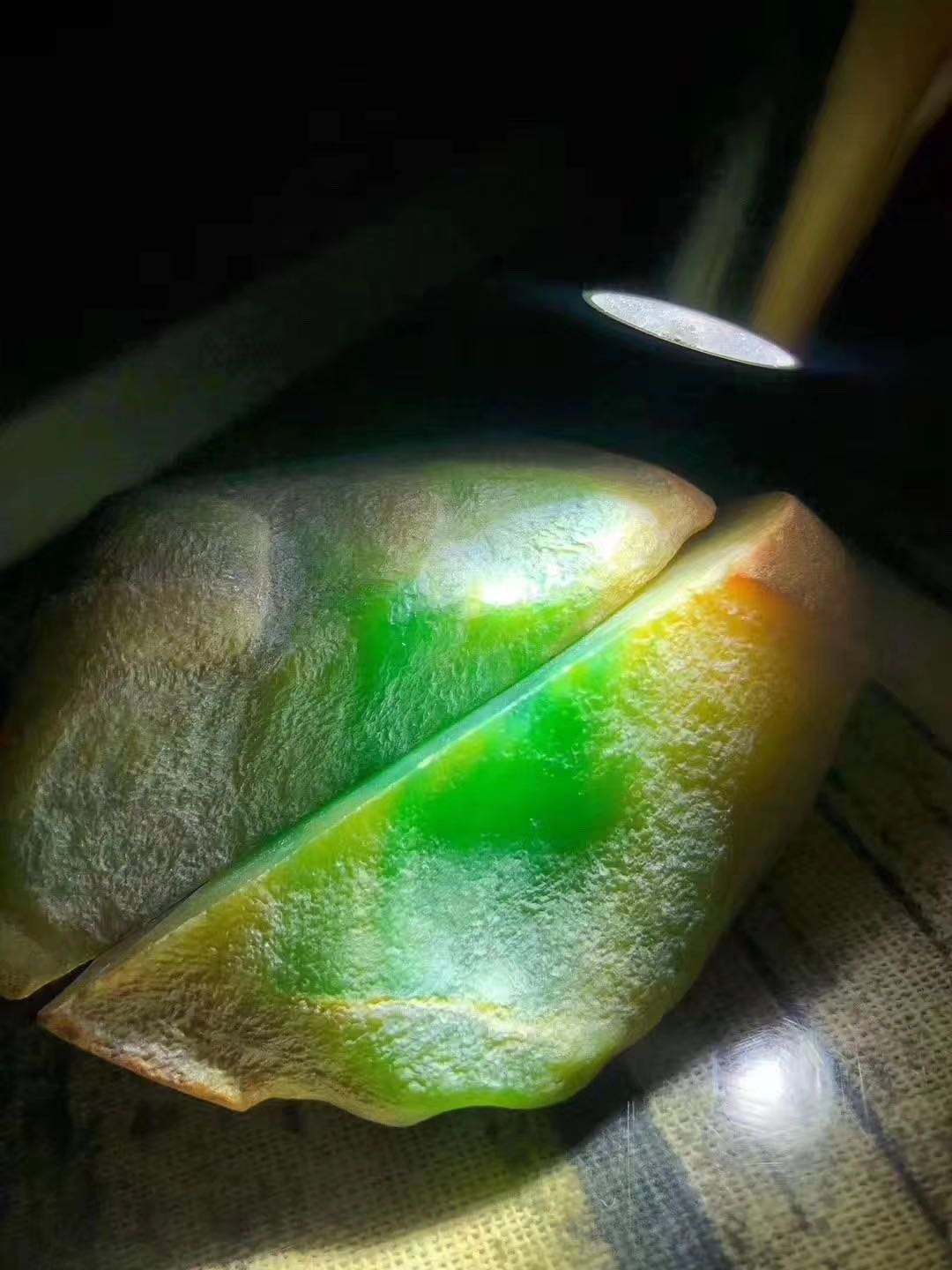 脱砂翡翠原石图片黑乌砂原石皮壳厚吗-第1张图片-翡翠网 脱砂翡翠原石图片黑乌砂原石皮壳厚吗-第1张图片-翡翠网