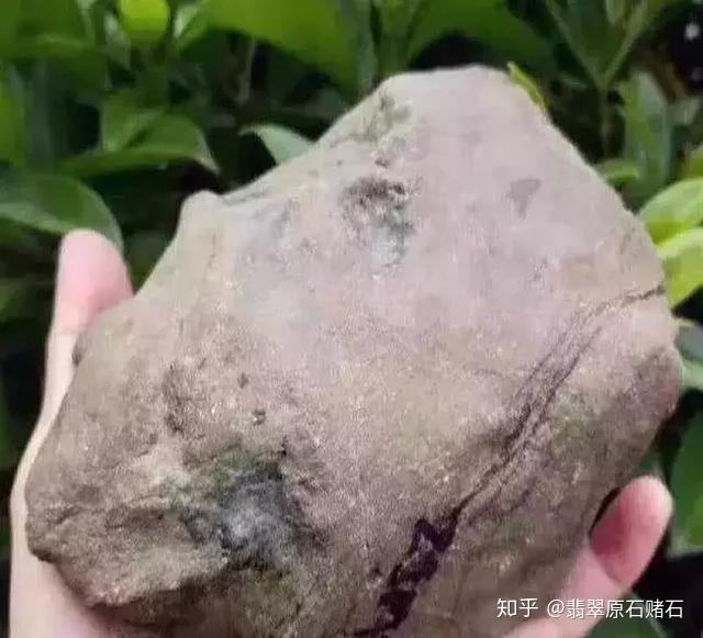 脱砂翡翠原石图片黑乌砂原石皮壳厚吗-第2张图片-翡翠网 脱砂翡翠原石图片黑乌砂原石皮壳厚吗-第2张图片-翡翠网