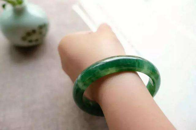 男戴翡翠手镯吗翡翠手镯戴久了会有什么变化-第2张图片-翡翠网 男戴翡翠手镯吗翡翠手镯戴久了会有什么变化-第2张图片-翡翠网