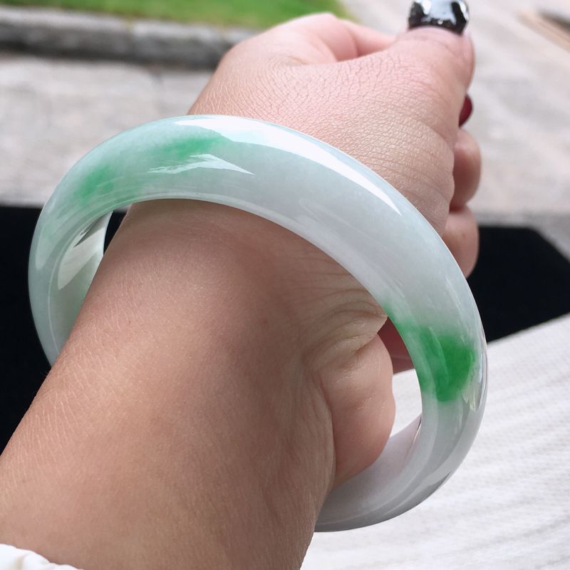 翡翠手镯宽好看吗,玉镯宽9和10哪个好看-第2张图片-翡翠网 翡翠手镯宽好看吗,玉镯宽9和10哪个好看-第2张图片-翡翠网