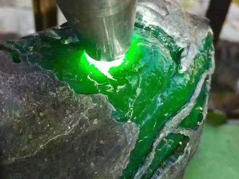 翡翠原石的鉴别口诀,翡翠原石的网站-第1张图片-翡翠网 翡翠原石的鉴别口诀,翡翠原石的网站-第1张图片-翡翠网