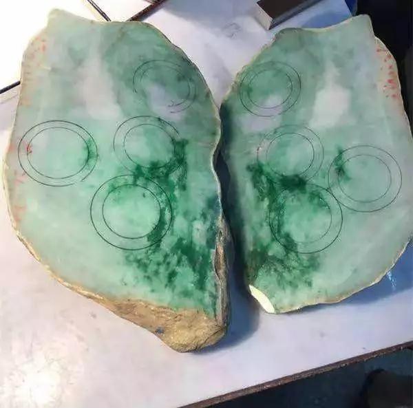 翡翠原石切开后菠菜绿看看翡翠原石-第2张图片-翡翠网 翡翠原石切开后菠菜绿看看翡翠原石-第2张图片-翡翠网