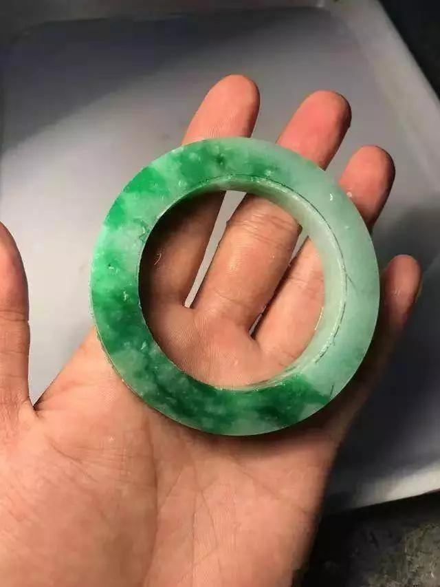 翡翠原石切开后菠菜绿看看翡翠原石-第4张图片-翡翠网 翡翠原石切开后菠菜绿看看翡翠原石-第4张图片-翡翠网