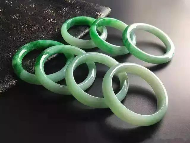 翡翠原石切开后菠菜绿看看翡翠原石-第5张图片-翡翠网 翡翠原石切开后菠菜绿看看翡翠原石-第5张图片-翡翠网