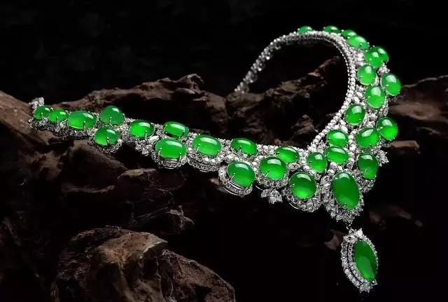 翡翠原石切开后菠菜绿看看翡翠原石-第10张图片-翡翠网 翡翠原石切开后菠菜绿看看翡翠原石-第10张图片-翡翠网