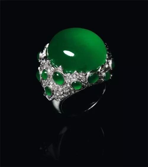 翡翠原石切开后菠菜绿看看翡翠原石-第11张图片-翡翠网 翡翠原石切开后菠菜绿看看翡翠原石-第11张图片-翡翠网