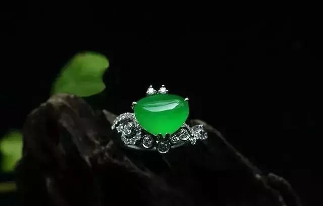 翡翠原石切开后菠菜绿看看翡翠原石-第12张图片-翡翠网 翡翠原石切开后菠菜绿看看翡翠原石-第12张图片-翡翠网