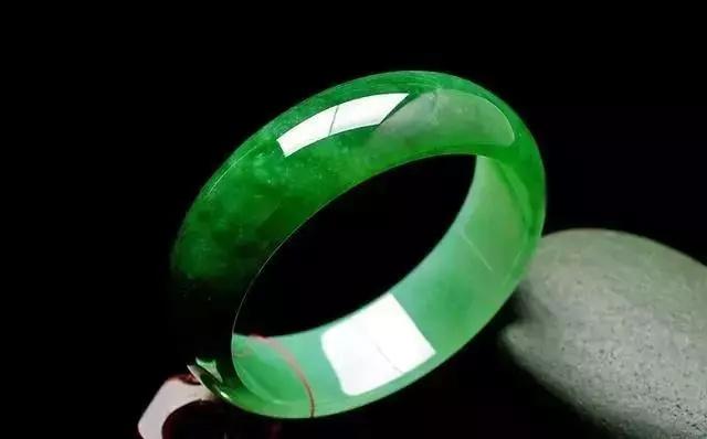 翡翠原石切开后菠菜绿看看翡翠原石-第15张图片-翡翠网 翡翠原石切开后菠菜绿看看翡翠原石-第15张图片-翡翠网