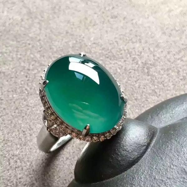 翡翠原石切开后菠菜绿看看翡翠原石-第16张图片-翡翠网 翡翠原石切开后菠菜绿看看翡翠原石-第16张图片-翡翠网