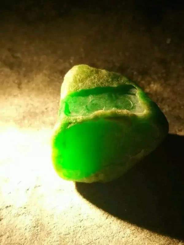 翡翠原石价值翡翠原石锤-第2张图片-翡翠网 翡翠原石价值翡翠原石锤-第2张图片-翡翠网