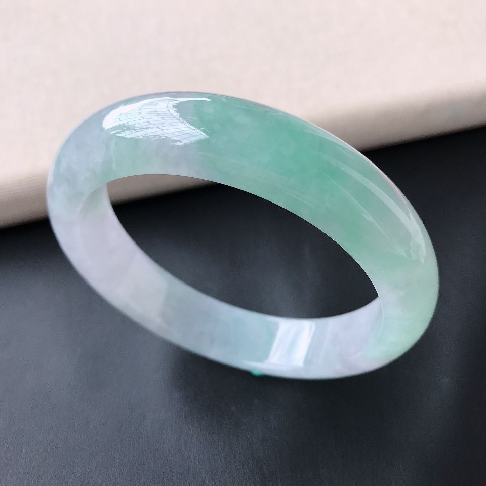 如何选翡翠镯子,翡翠手镯玩法-第2张图片-翡翠网 如何选翡翠镯子,翡翠手镯玩法-第2张图片-翡翠网