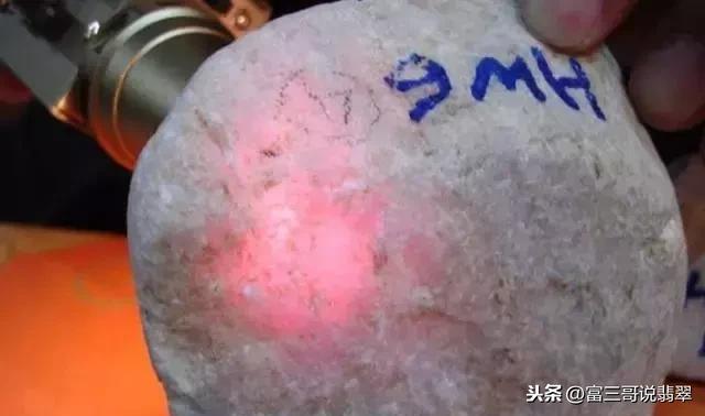 百山桥翡翠原石皮厚翡翠原石外皮有多厚-第5张图片-翡翠网 百山桥翡翠原石皮厚翡翠原石外皮有多厚-第5张图片-翡翠网