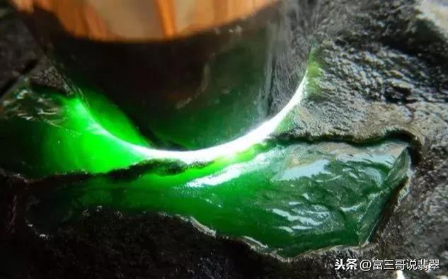 百山桥翡翠原石皮厚翡翠原石外皮有多厚-第12张图片-翡翠网 百山桥翡翠原石皮厚翡翠原石外皮有多厚-第12张图片-翡翠网