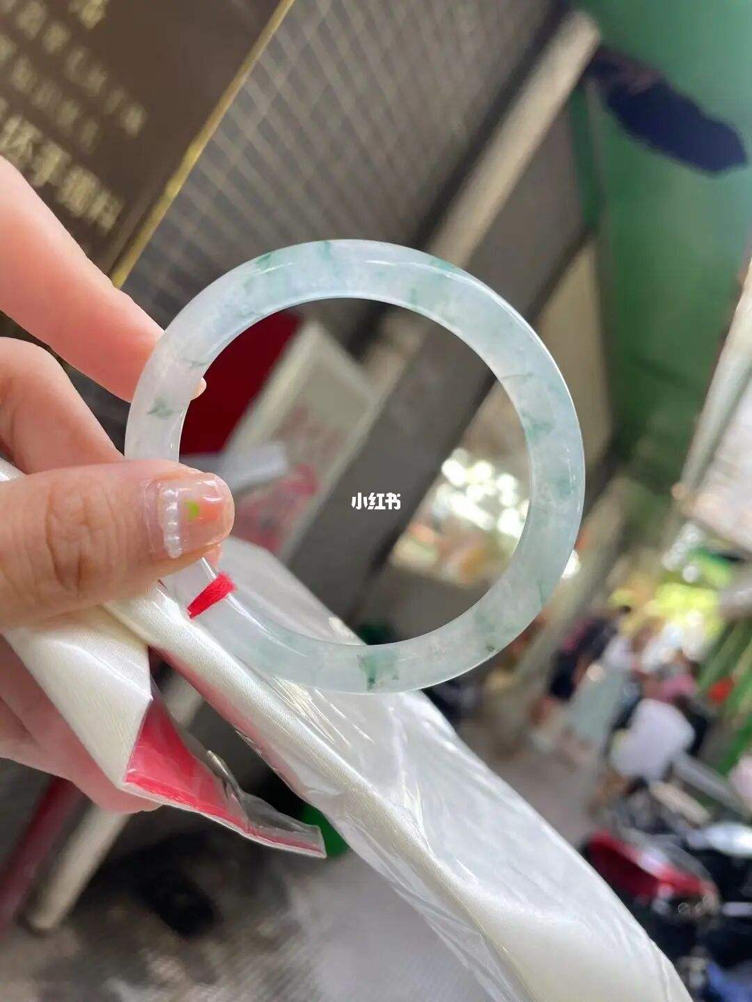 翡翠白底飘蓝手镯,飘蓝花的手镯好不好-第1张图片-翡翠网 翡翠白底飘蓝手镯,飘蓝花的手镯好不好-第1张图片-翡翠网