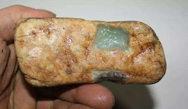 关于如何区别翡翠原石真假皮壳的信息-第1张图片-翡翠网 关于如何区别翡翠原石真假皮壳的信息-第1张图片-翡翠网