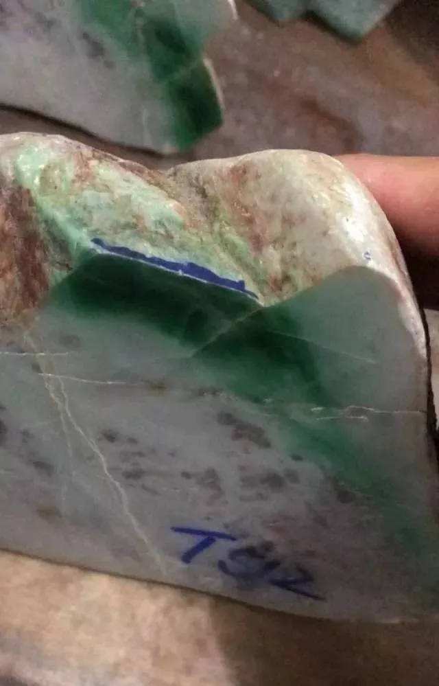 关于如何区别翡翠原石真假皮壳的信息-第2张图片-翡翠网 关于如何区别翡翠原石真假皮壳的信息-第2张图片-翡翠网