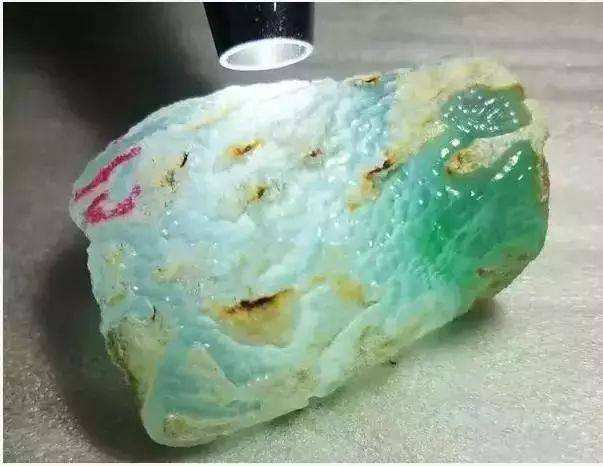 冰润水透翡翠原石高冰种翡翠原石表现-第1张图片-翡翠网