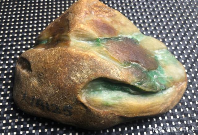 和田玉原石鉴别方法白玉翡翠原石吧-第1张图片-翡翠网 和田玉原石鉴别方法白玉翡翠原石吧-第1张图片-翡翠网