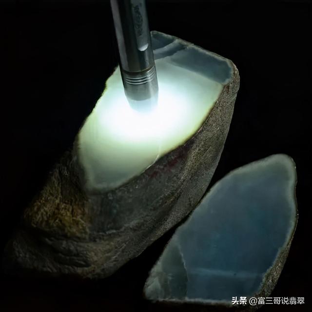 南齐翡翠赌石黑皮壳,翡翠原石有红雾-第2张图片-翡翠网 南齐翡翠赌石黑皮壳,翡翠原石有红雾-第2张图片-翡翠网
