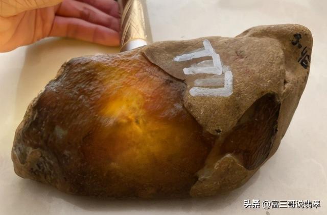 南齐翡翠赌石黑皮壳,翡翠原石有红雾-第3张图片-翡翠网 南齐翡翠赌石黑皮壳,翡翠原石有红雾-第3张图片-翡翠网