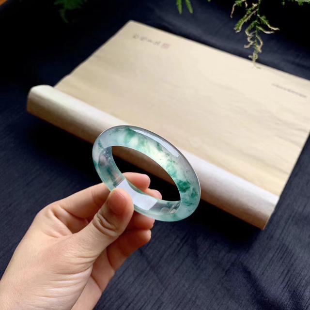 手镯的色线是什么翡翠手镯色线价格-第1张图片-翡翠网 手镯的色线是什么翡翠手镯色线价格-第1张图片-翡翠网