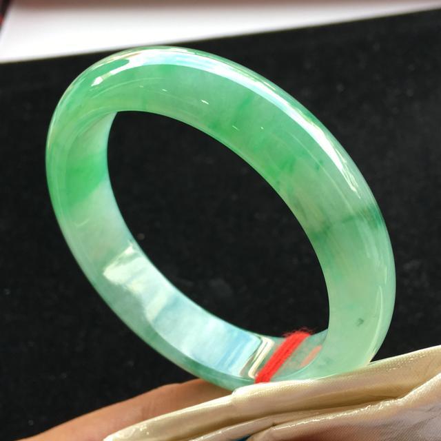 翡翠手镯为什么戴上好看,如何选翡翠镯子-第1张图片-翡翠网 翡翠手镯为什么戴上好看,如何选翡翠镯子-第1张图片-翡翠网