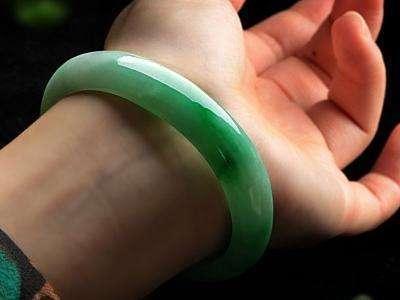 翡翠手镯为什么戴上好看,如何选翡翠镯子-第2张图片-翡翠网 翡翠手镯为什么戴上好看,如何选翡翠镯子-第2张图片-翡翠网