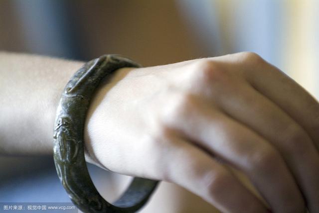 翡翠手镯为什么戴上好看,如何选翡翠镯子-第4张图片-翡翠网 翡翠手镯为什么戴上好看,如何选翡翠镯子-第4张图片-翡翠网