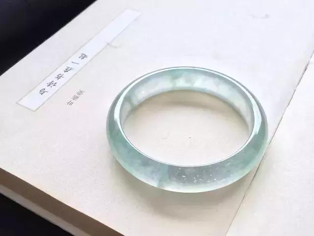 翡翠戴久了变化过程图翡翠手镯几天可以盘出来-第1张图片-翡翠网 翡翠戴久了变化过程图翡翠手镯几天可以盘出来-第1张图片-翡翠网