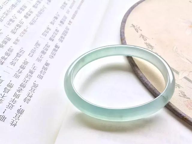 翡翠戴久了变化过程图翡翠手镯几天可以盘出来-第2张图片-翡翠网 翡翠戴久了变化过程图翡翠手镯几天可以盘出来-第2张图片-翡翠网