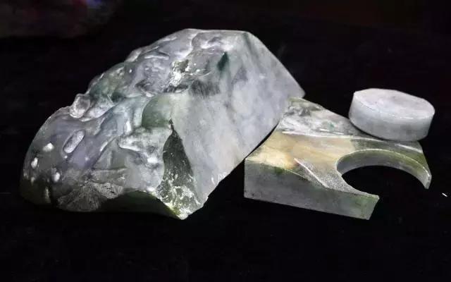 翡翠戴久了变化过程图翡翠手镯几天可以盘出来-第3张图片-翡翠网 翡翠戴久了变化过程图翡翠手镯几天可以盘出来-第3张图片-翡翠网