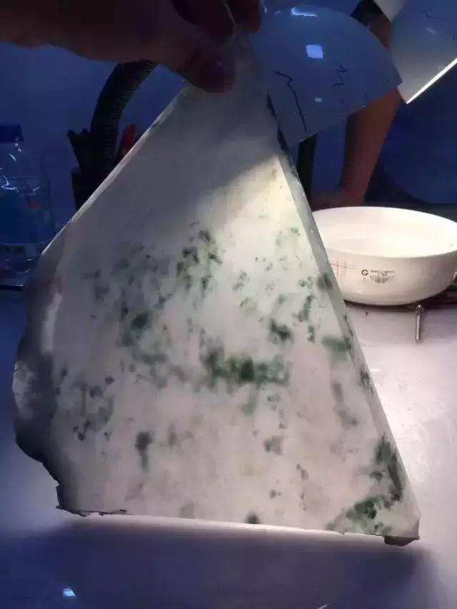 翡翠戴久了变化过程图翡翠手镯几天可以盘出来-第4张图片-翡翠网 翡翠戴久了变化过程图翡翠手镯几天可以盘出来-第4张图片-翡翠网