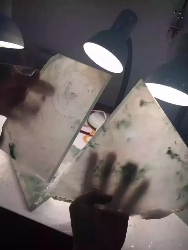 翡翠戴久了变化过程图翡翠手镯几天可以盘出来-第5张图片-翡翠网 翡翠戴久了变化过程图翡翠手镯几天可以盘出来-第5张图片-翡翠网