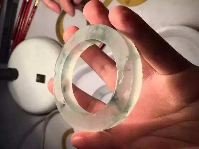 翡翠戴久了变化过程图翡翠手镯几天可以盘出来-第7张图片-翡翠网 翡翠戴久了变化过程图翡翠手镯几天可以盘出来-第7张图片-翡翠网
