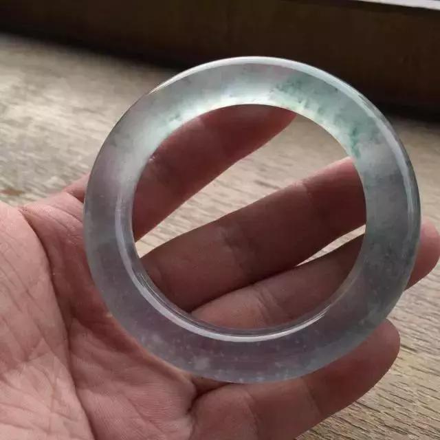 翡翠戴久了变化过程图翡翠手镯几天可以盘出来-第9张图片-翡翠网 翡翠戴久了变化过程图翡翠手镯几天可以盘出来-第9张图片-翡翠网